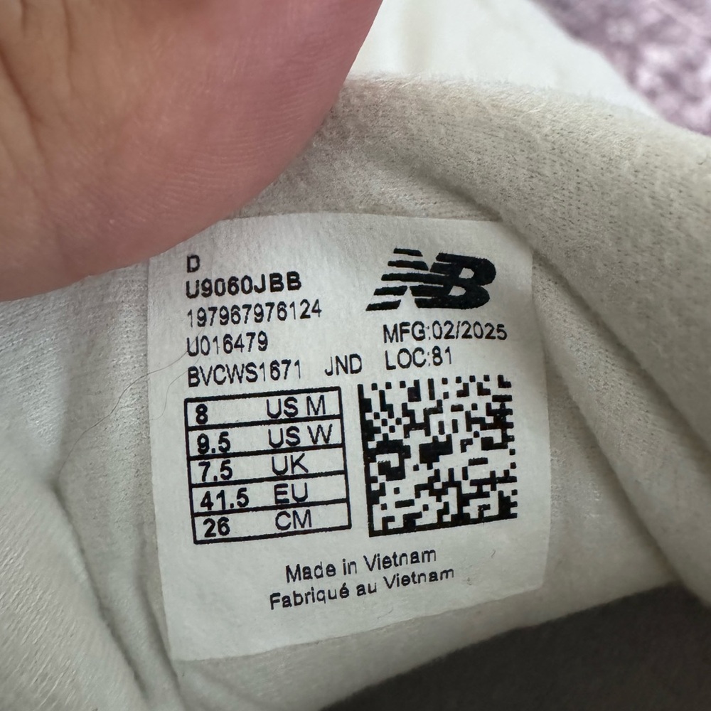 New Balance 9060 Like New - Picture 5 of 5
